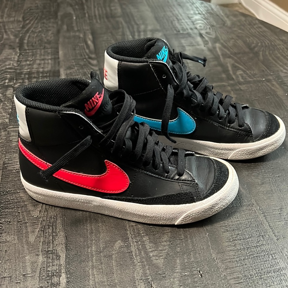 Kid size 4 shoes